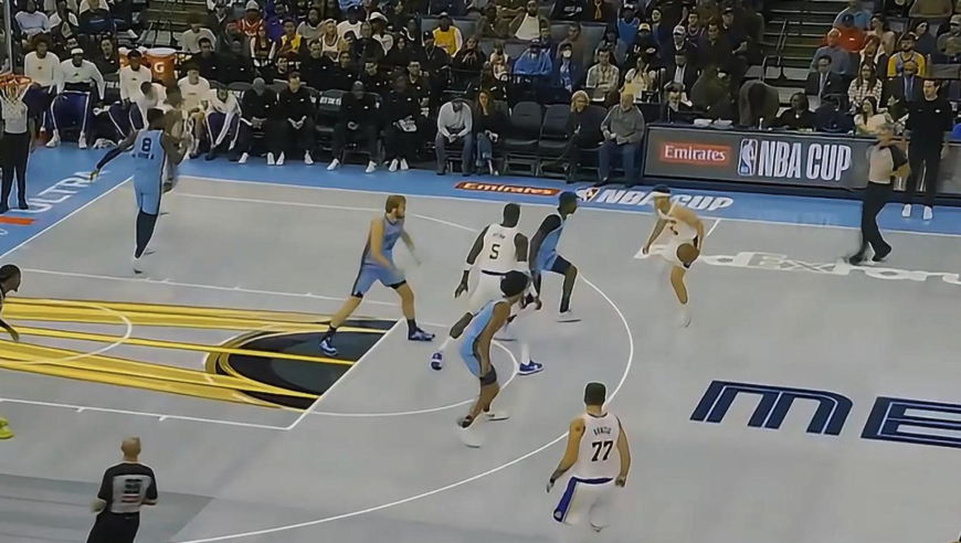 对轰！湖人灰熊首节一分钟时间就对轰11分 里夫斯展现超巨打法