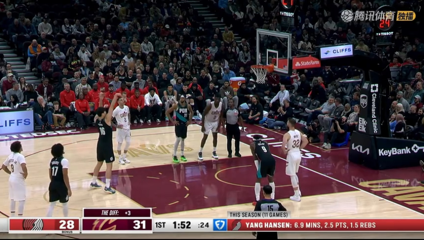 稳扎稳打！杨瀚森篮下卡位造犯规两罚全中 随后防守又干扰对手传球