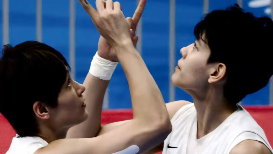 泪目！中国女篮30岁王牌带伤夺金告慰亡父：金牌挂妈妈脖子上