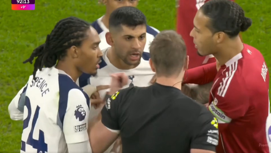 心态爆炸！慢镜还原热刺悍将报复性踢人染红，拉都拉不住对着裁判咆哮