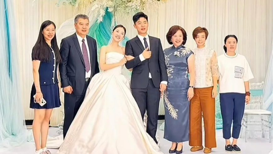 国乒教练李隼女儿出嫁，王楠张怡宁李晓霞含泪见证，张怡宁老公儿子罕露面