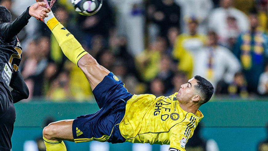 谁说老了？全视角对比C罗两大神仙倒钩 很难相信这是40岁的球员