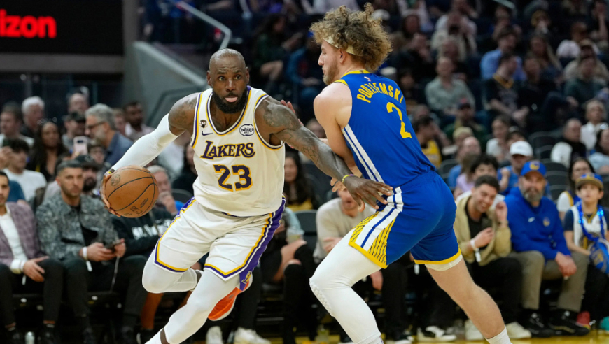 虎父无犬女！NBA官方晒詹姆斯女儿朱莉热身片段 大秀控球+助攻父亲暴扣