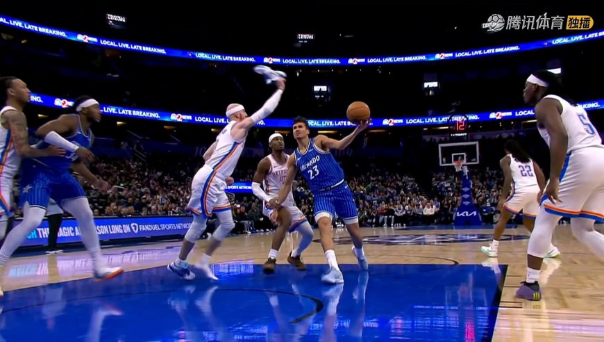 顶级鞋防！卡鲁索手里拿着鞋大帽席尔瓦看笑裁判 2分算进还被吹技犯