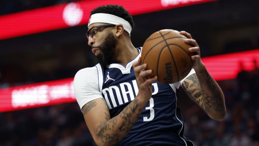 独行侠浓眉戴维斯vs篮网集锦：24分14篮板3抢断3盖帽填满数据栏