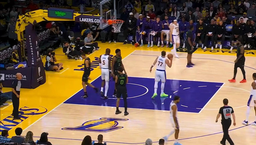 统治力！鹈鹕半场归来追至16分 湖人一分钟连拿6分重新拉开到20分