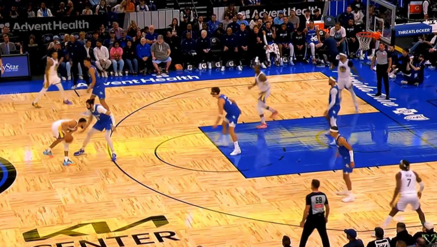 失误一次就够了！库里失误被魔术打反击 随后持球单打找回场子