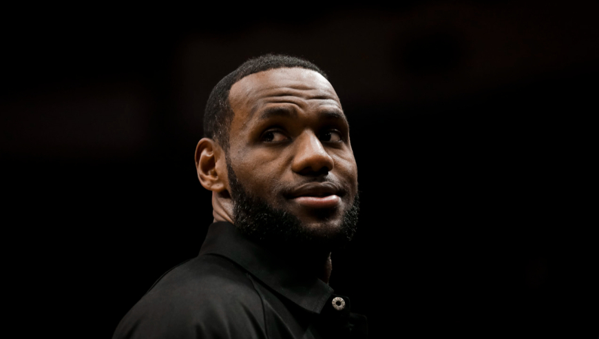 NBA那些凶残的防守画面：詹姆斯飞天式排球大帽 科比极限追帽