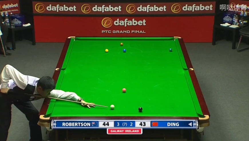 丁俊晖失误倒打一耙，与萝卜上演高能对决，连续打出三杆反做