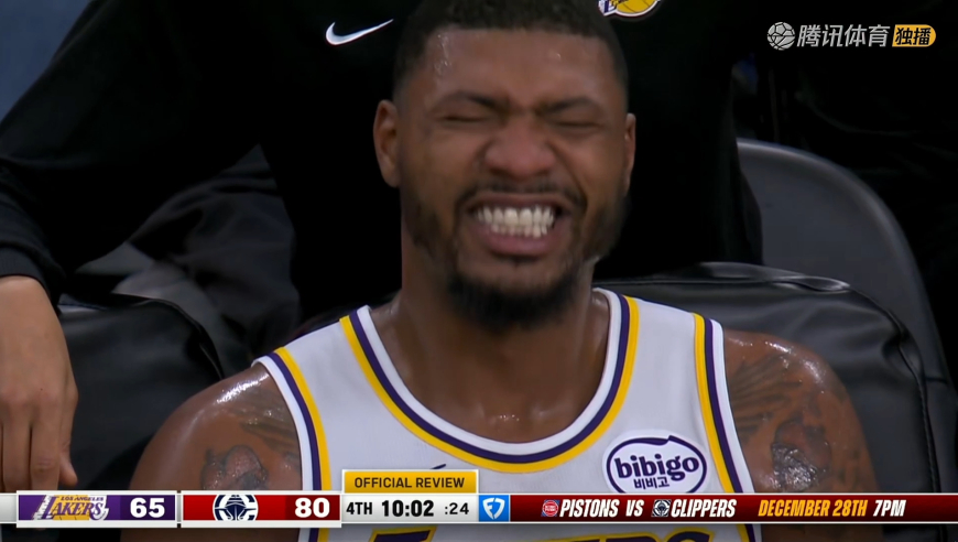 真硬汉啊！斯玛特底角投三分落地被桑德斯垫脚 裁判回放后升级恶意