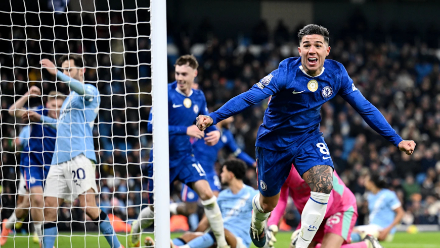 疯狂庆祝！慢镜看恩佐94分钟压哨绝平，曼城1-1切尔西争冠掉链子