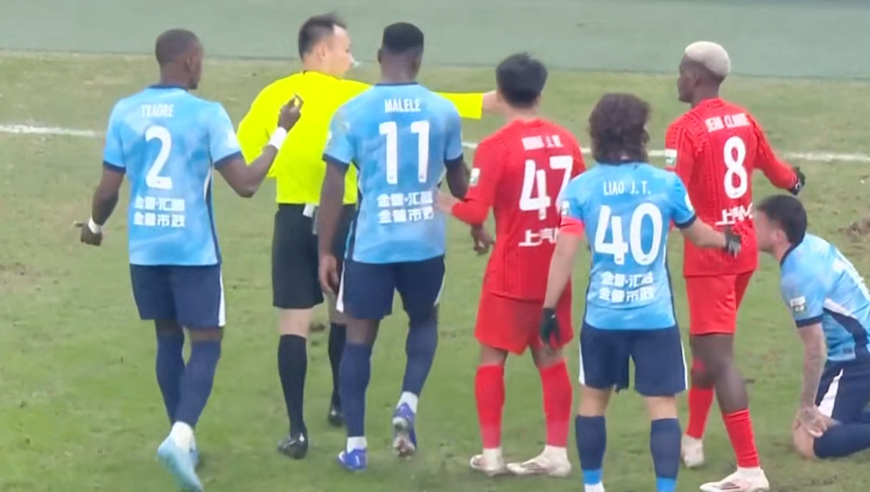 大连悍将被撞倒仅犯规无出牌，马莱莱火速上前为队友出头讨说法被裁判驱赶