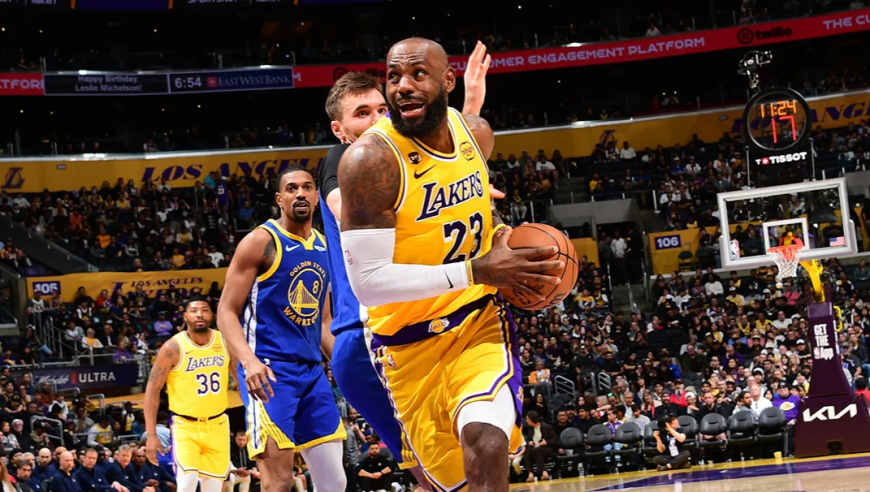 湖勇大战！41岁詹姆斯砍下20分10助攻盘活全队，下半场不装了连得12分