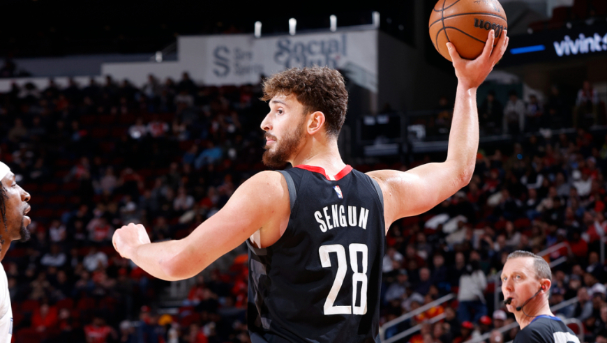 27日十佳球：申京突破单臂霸气隔扣 海斯表演时间胯下换手暴扣