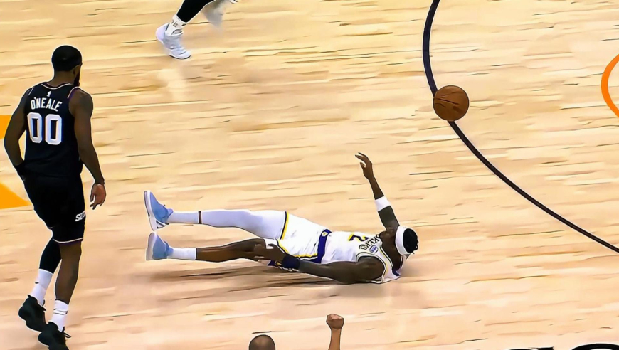 一次防守连拿4分！湖人范德比尔特抢断造成犯规还升级打出2+2回合