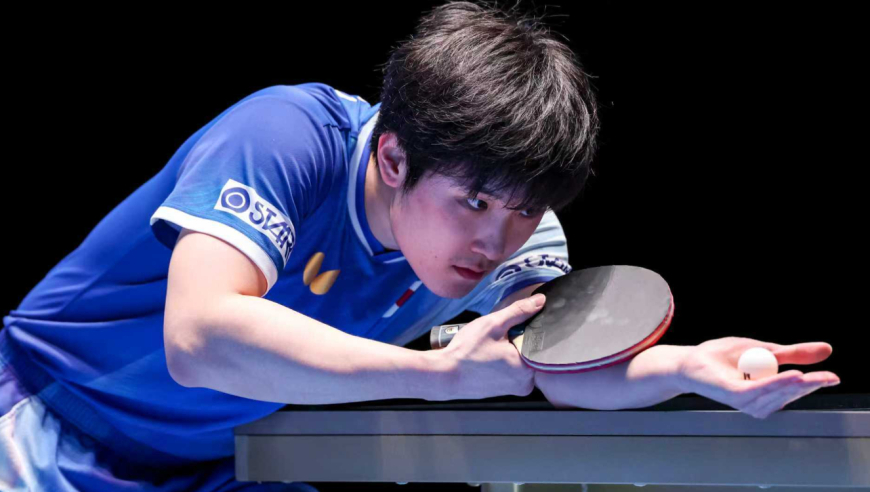 张本智和还没输就垂头丧气！一脸无奈得分也不喊，被直板彻底拿捏