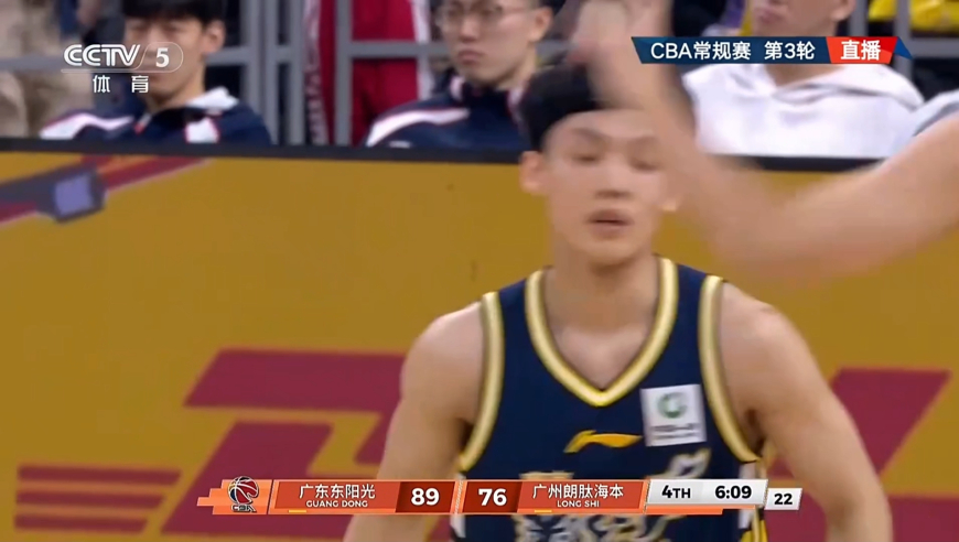 你来我往！徐杰外线漂移三分打进 郭艾伦被包夹下送妙传助攻