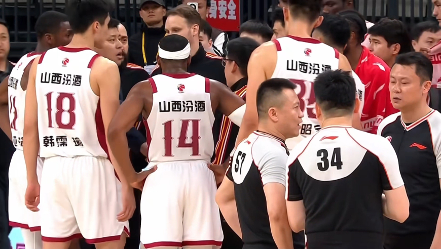 打裁判了！李慕豪疑似绊人没吹 山西教练潘江不满冲进场内被驱逐