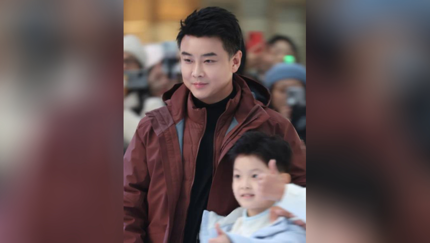 王皓终于笑了！一家四口参加活动，妻子好美，一双儿子帅气又可爱