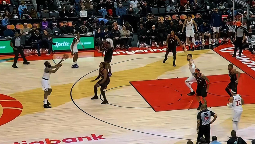 哈祖连线！哈登妙传祖巴茨篮下得分+命中三分助快船持续追分