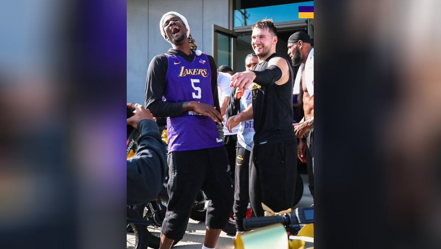 东契奇送全队大礼！湖人众将提车现场曝光：卢卡斯马特直接骑车溜圈