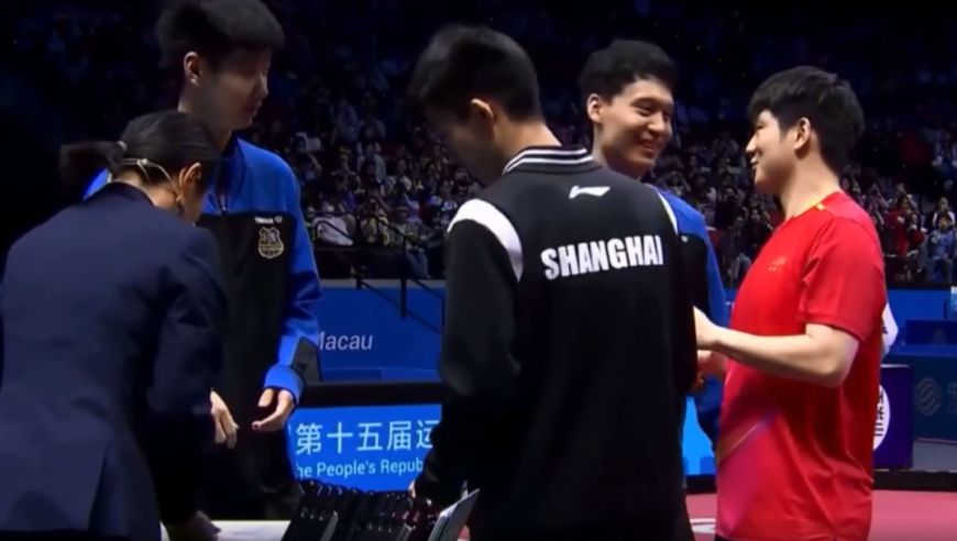 樊振东特意再次找到孙闻，两人握手大笑（附视频）