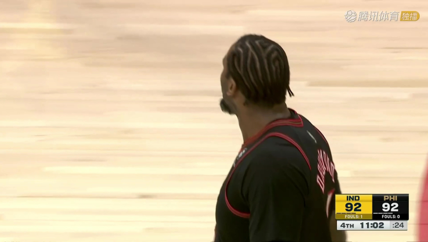 这下怕是有点疼！汤普森身后抢篮板不慎肘击庄神 后者跪地表情痛苦