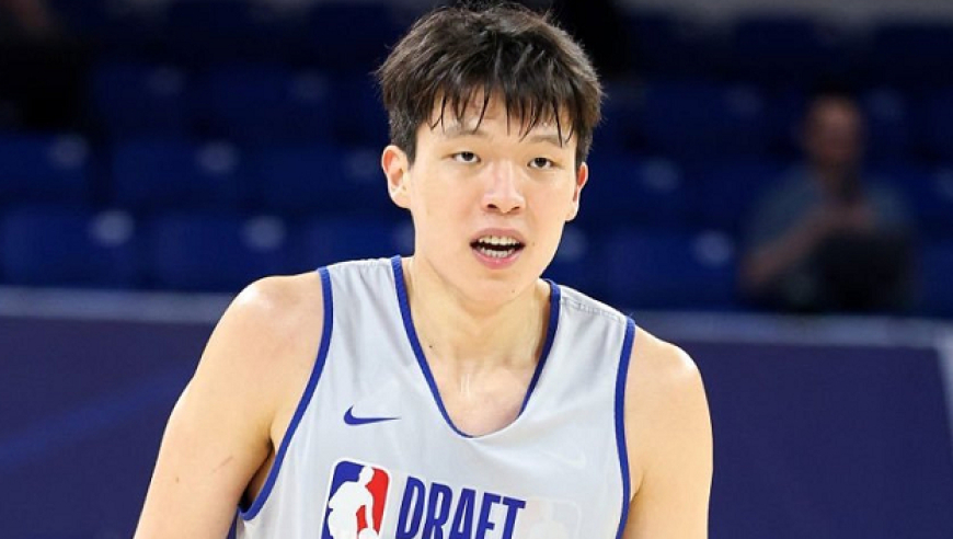 欧文降薪续约，湖人迎来喜讯！3笔大交易达成，杨瀚森保二冲一