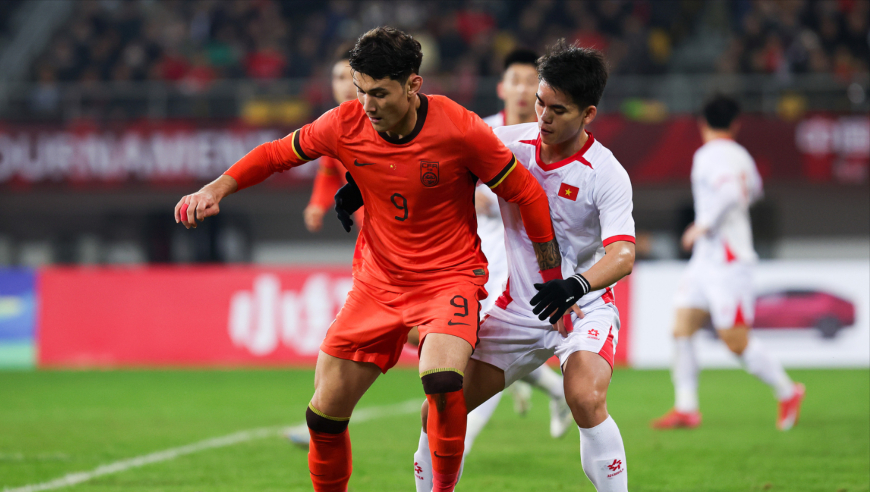 U22国足踢出气势两度射门围攻越南，后场抢断推射，遭遇门将神扑