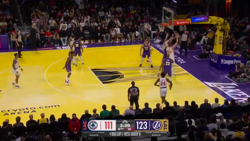 打起来了！慢镜还原湖人快船激烈冲突，现场一片混乱