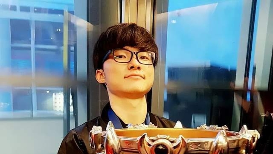 电竞圈第一人！韩国总统亲自为Faker颁奖，LCK官方彻底小丑？