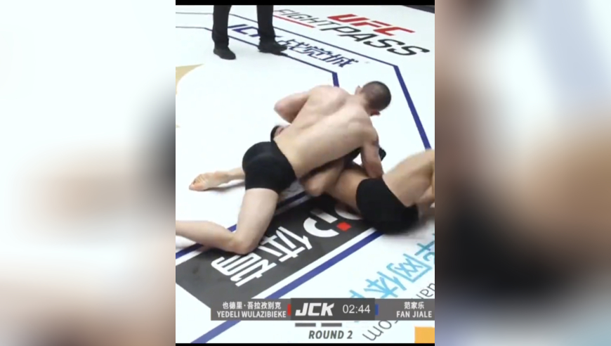 新疆小伙公然嘲讽对手不行，并以强悍的地面技术降服对手｜体坛记忆