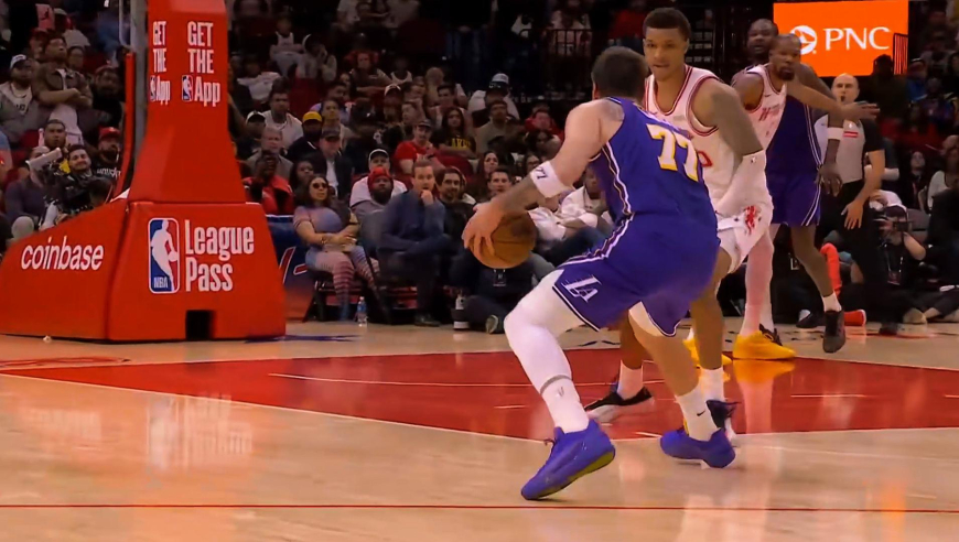 拿下！东契奇连送妙传助攻八村+詹姆斯 单挑三分助湖人锁定胜局