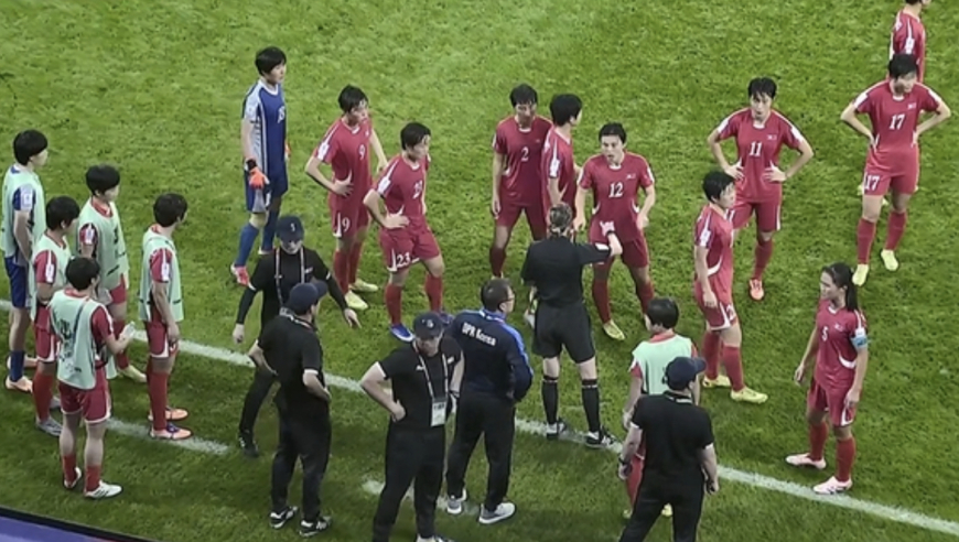朝鲜队一度准备罢赛！2次质疑主裁偏心中国队：进球越位 吃掉41秒