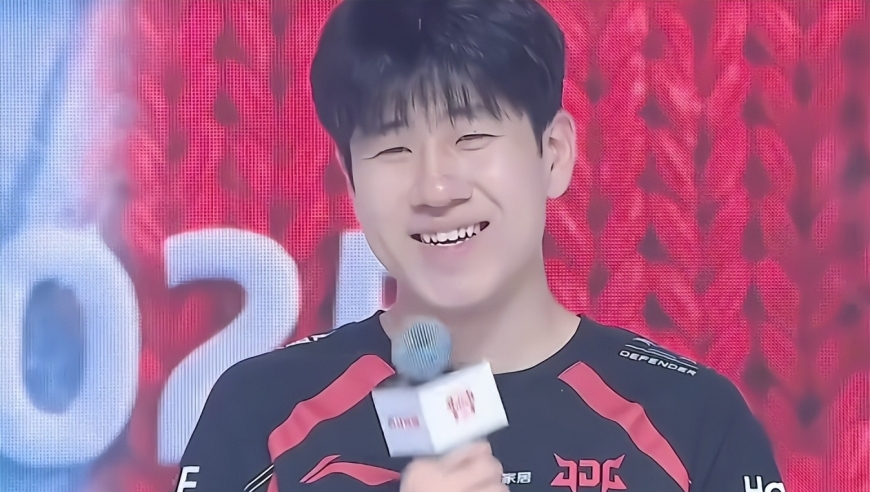 Gala笑容满面，感觉自家中单像Chovy，LPL也有自己的沙皇了