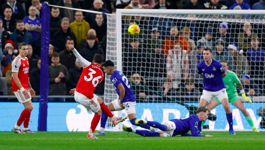 1-0！队长让点 12.9亿豪门3连胜重返榜首 英超领头羊4小时两度易主