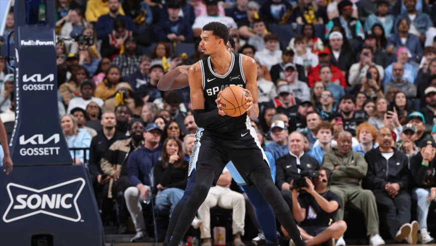 马刺灰熊最后时刻：文班提前被换下自乱阵脚 福克斯绝杀球被封盖