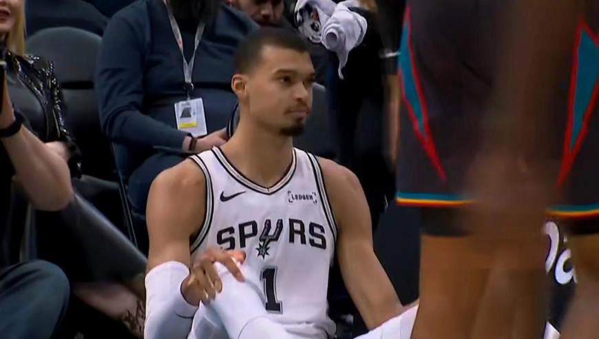 真攻防一体！文班亚马末节开场连拿4分+连送三次大帽攻防碾压活塞