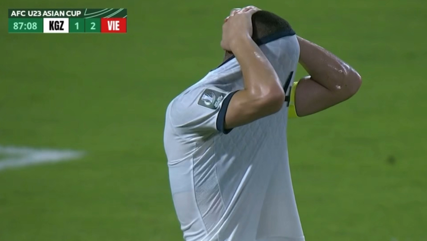 躲不过！U23亚洲杯越南造神奇乌龙绝杀，球打在对手腿上被动弹入
