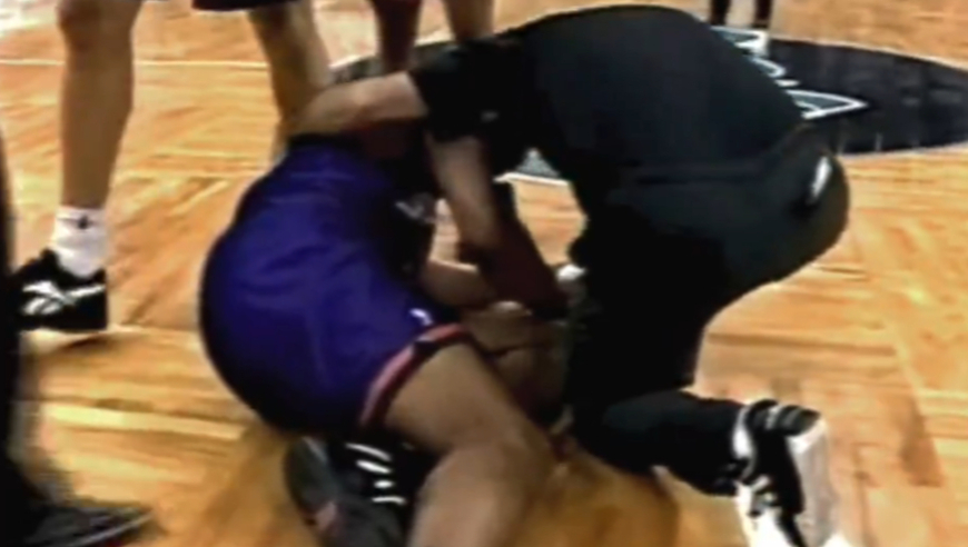 32年前的今天：奥尼尔肘击巴克利头部 后者直接倒地昏迷三分钟！