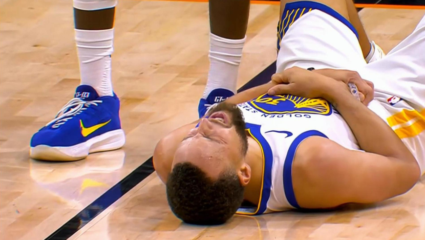 这是真脏！狄龙扑防故意击打库里胸部 裁判回看升级恶犯全过程