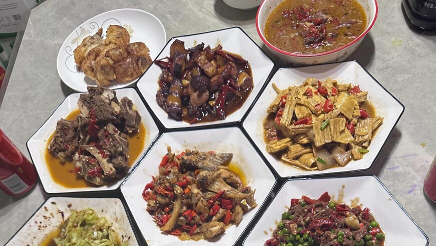 Knight晒年夜饭：谁有多余资金，我拿新年快乐跟你们换