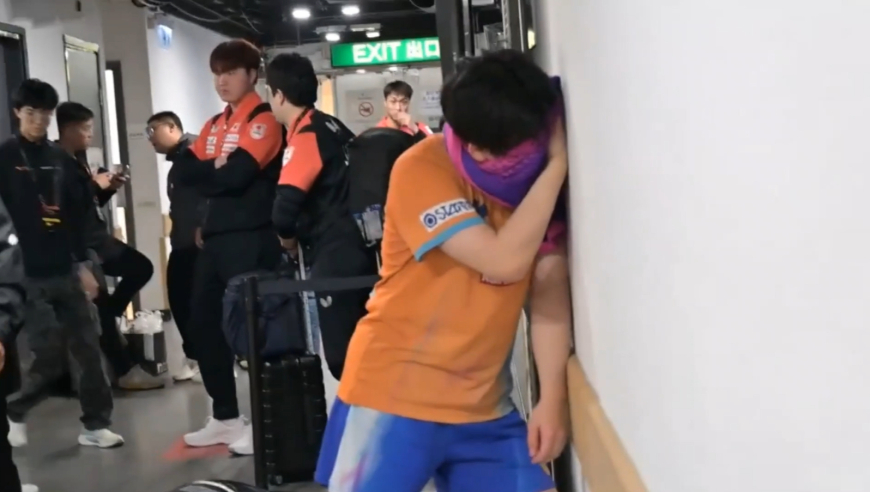 日媒跟拍松岛辉空赛后靠墙捂脸平复情绪：3-4遭王楚钦大逆转 心态已崩