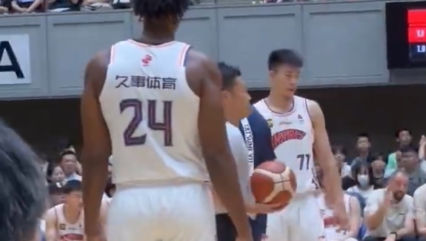 张镇麟首秀12+5+6险些隔人暴扣：上海男篮70-67逆转横滨海盗