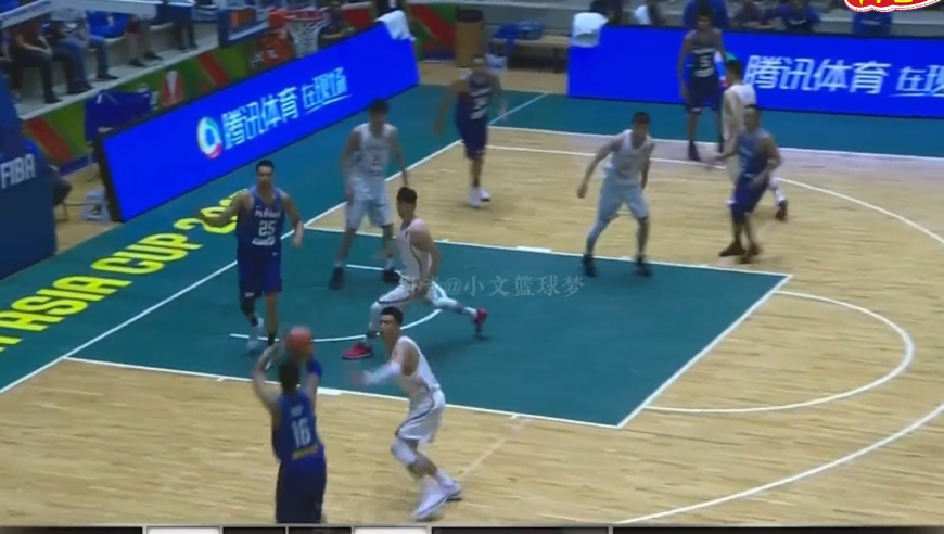 体坛记忆｜中国男篮跟菲律宾连续冲突，裁判表示挤都挤不进去