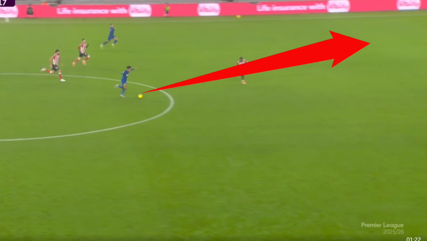 吹一辈子！英超悍将中圈40米吊射死角得分，门将狼狈滚入网惨变背景