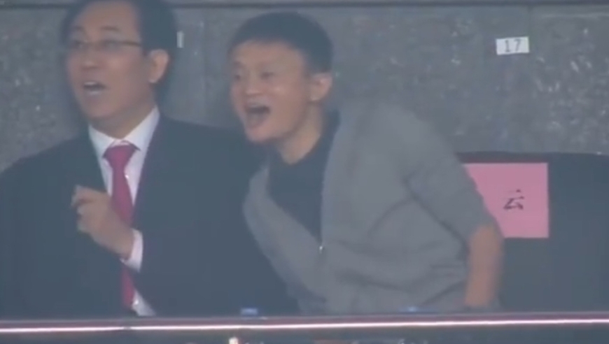 2015年恒大亚冠决赛夺冠，马云和许家印在台上激情拥抱庆祝