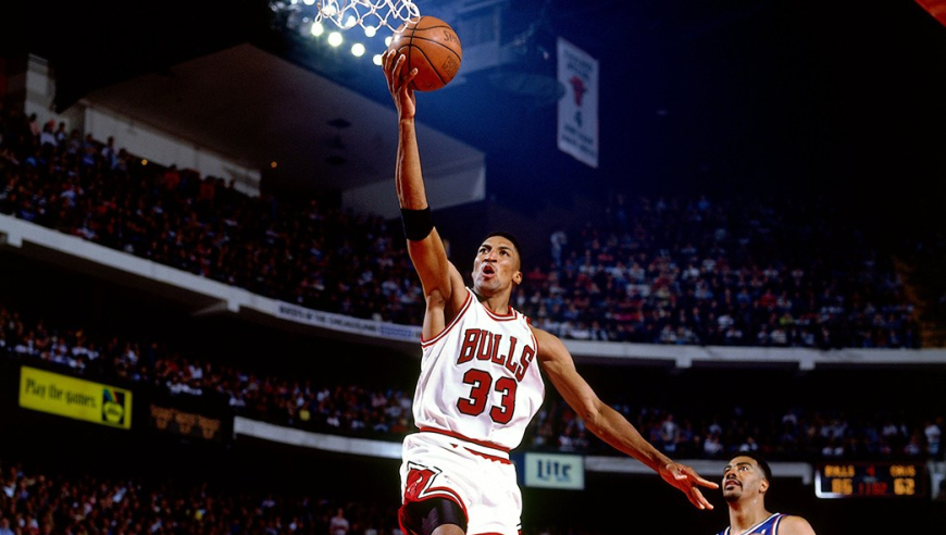 你都记得吗！NBA历史15大记忆时刻的扣篮：皮蓬羞辱尤因排第一