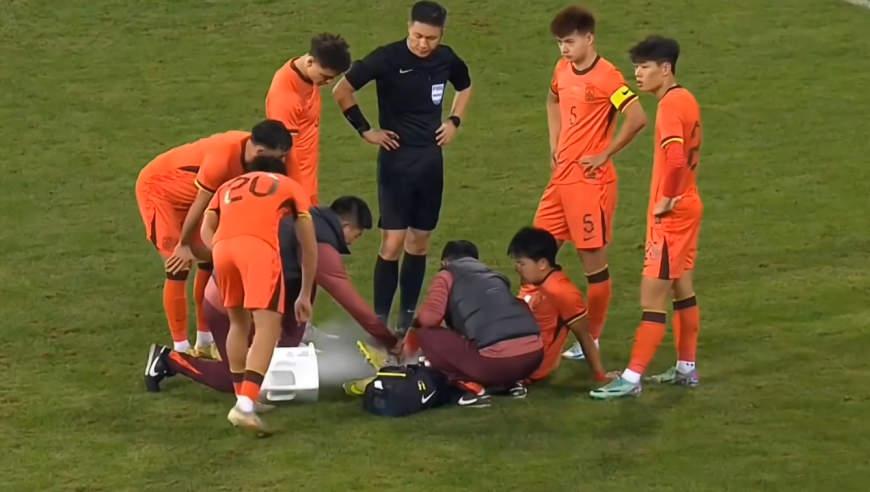U22国足这次解围太吓人！门前大脚踢在队友身上反弹，险些送乌龙