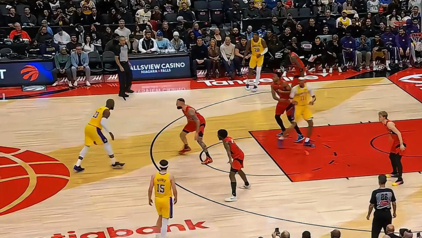 还在对轰！詹姆斯连线海耶斯+后仰跳投 湖人猛龙90秒对轰14分